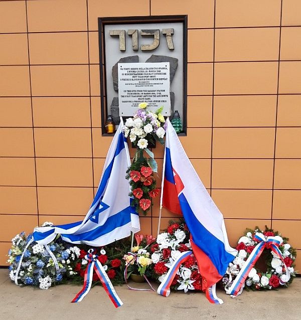 Obete holokaustu si položením venca spolu s ostatnými inštitúciami uctil aj Ústav pamäti národa