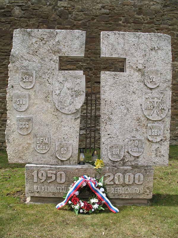 Foto: Pamätník internovaným rehoľníkom na nádvorí kláštora redemptoristov v Podolínci