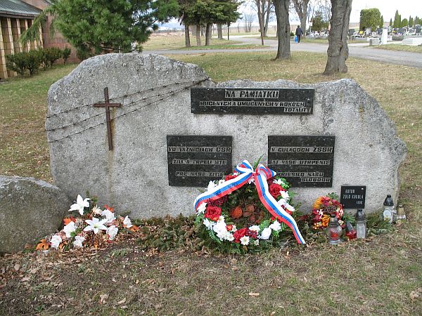 Foto: Pamätník pripomínajúci mučených a umučených na cintoríne v Poprade