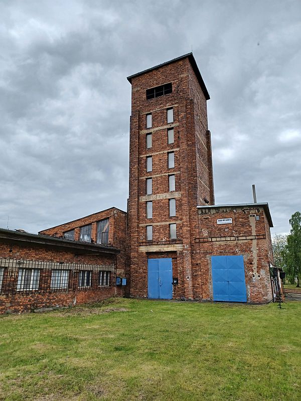 Veža smrti - miesto, kde v minulosti väzni bez ochranných pomôcok či odevov triedili uránovú rudu