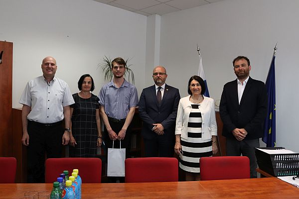 Výherca súťaže v kategórii literárna tvorba Lukáš Vislocký (Gymnázium Varšavská cesta v Žiline, tretí zľava). Foto: Andrea Púčiková