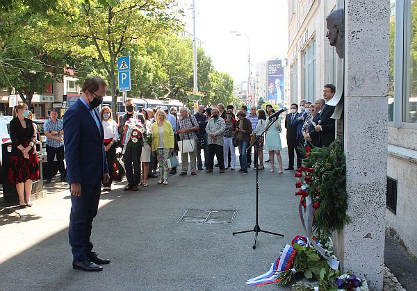 Za ministerstvo kultúry vzdal úctu pamiatke Jána Langoša štátny tajomník Radoslav Kutaš