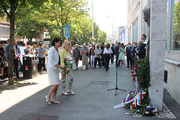 Pripomenúť si pamiatku Jána Langoša prišli aj členovia Klubu 89, kvety k pamätníku položila predsedníčka organizácie Jana Kotová
