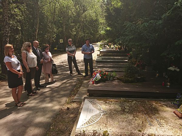 Predseda Správnej rady ÚPN spolu so zamestnancami položili veniec aj k hrobu Jána Langoša v Slávičom údolí v Bratislave