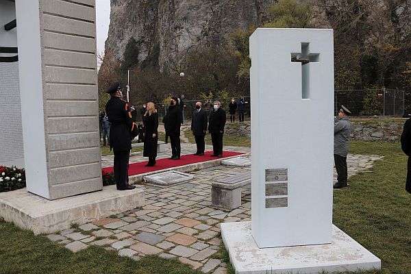 Foto: Úctu obetiam komunistického režimu v Deň boja za slobodu a demokraciu vzdal spolu s prezidentkou Zuzanou Čaputovou a predsedom Konfederácie politických väzňov Slovenska Petrom Sandtnerom predseda Správnej rady ÚPN Ján Pálffy pri pamätníku Brána slobody v Devíne