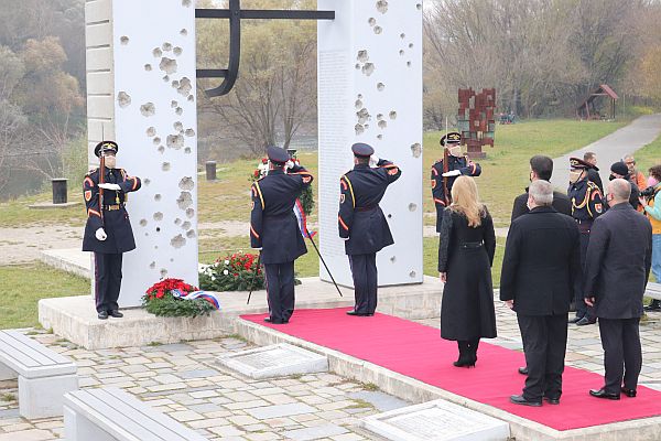 Foto: Úctu obetiam komunistického režimu v Deň boja za slobodu a demokraciu vzdal spolu s prezidentkou Zuzanou Čaputovou a predsedom Konfederácie politických väzňov Slovenska Petrom Sandtnerom predseda Správnej rady ÚPN Ján Pálffy pri pamätníku Brána slobody v Devíne