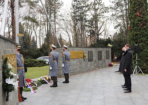 Foto: Zástupcovia ÚPN položili veniec k pamätníku obetiam komunizmu aj počas pietnej spomienky na cintoríne Vrakuňa