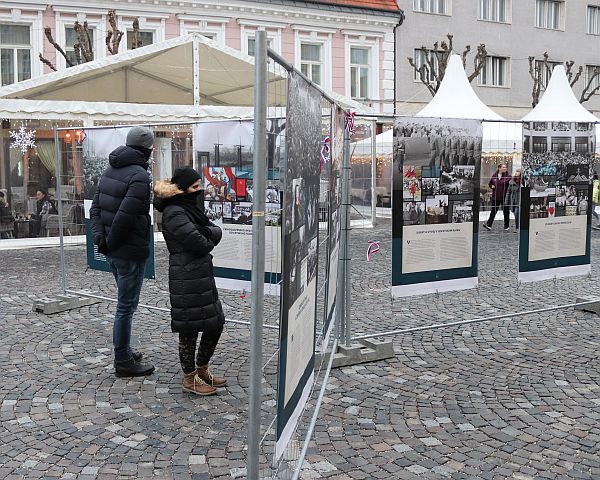 Foto: Výročie Nežnej revolúcie a pád komunizmu pripomína výstava ÚPN Chceme slobodu, ktorá bude do 30. novembra inštalovaná na Mierovom námestí v Trenčíne