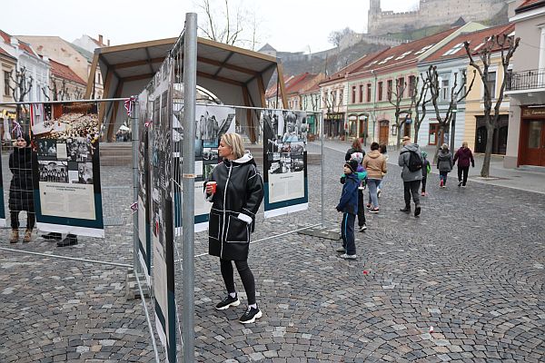 Foto: Výročie Nežnej revolúcie a pád komunizmu pripomína výstava ÚPN Chceme slobodu, ktorá bude do 30. novembra inštalovaná na Mierovom námestí v Trenčíne