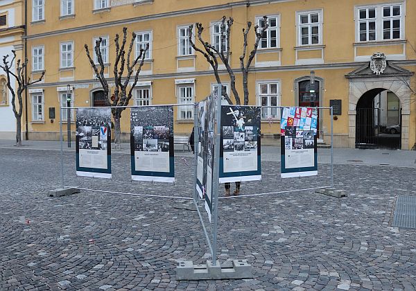 Foto: Výročie Nežnej revolúcie a pád komunizmu pripomína výstava ÚPN Chceme slobodu, ktorá bude do 30. novembra inštalovaná na Mierovom námestí v Trenčíne