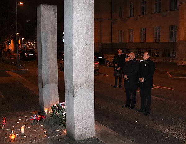 Foto: Predseda Správnej rady Ján Pálffy a primátor Trenčína Richard Rybníček položili vence k pamätníku obetiam komunizmu pred súdom v Trenčíne, kde sa odohral aj proces s politickým väzňom Silvestrom Krčmérym a kde zaznela jeho známa obhajobná reč