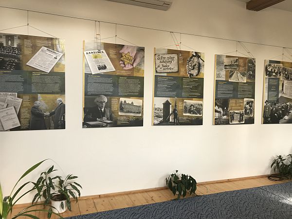 Panely výstavy Uzákonené bezprávie po inštalácii. Foto: Gemerská knižnica P. Dobšinského v Rožňave