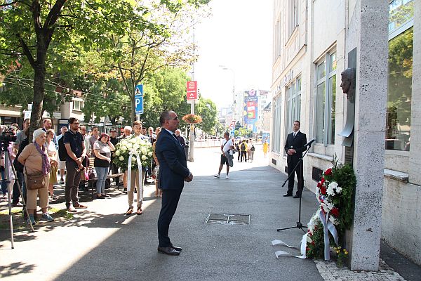 Veniec za Kresťanskodemokratické hnutie položil k pamätníku Marián Čaučík