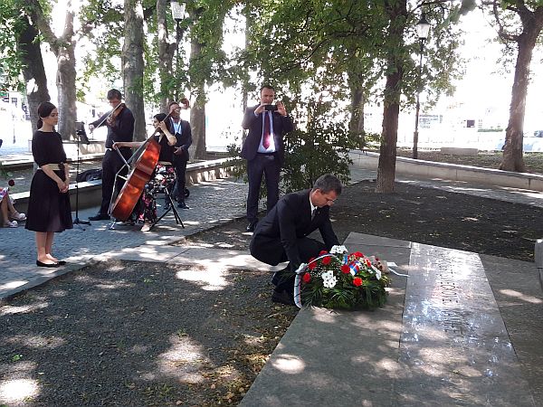 Jerguš Sivoš v mene Ústavu pamäti národa položil veniec k pamätníku Sviečkovej manifestácie