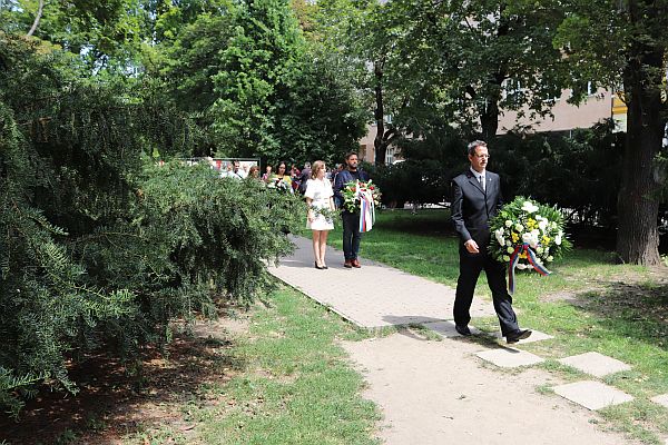 Predseda Správnej rady ÚPN Jerguš Sivoš a ďalší účastníci podujatia si uctili pamiatku obetí komunizmu