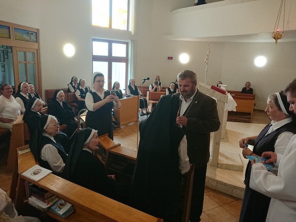 Predseda Konfederácie politických väzňov Slovenska Peter Sandtner odovzdáva pamätné medaily KPVS rehoľným sestrám