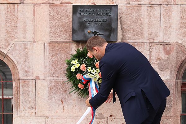 Peter Jašek kladie veniec k pomníku Petra Legnera (foto: Jana Holecová, ÚPN)