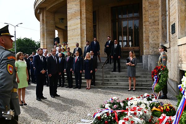 Zástupcovia Ústavu pamäti národa položili veniec k pamätnej tabuli na Univerzite Komenského (foto: Martin Petrík)