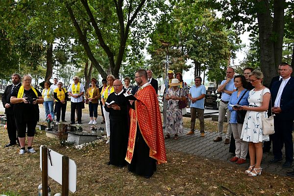 Modlitba pri hrobe neznámeho politického väzňa (foto: Martin Petrík)