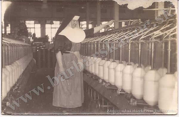Uršulínka sestra Alfréda pri textilnom stroji, české pohraničie (zdroj:  J. Dubovský)