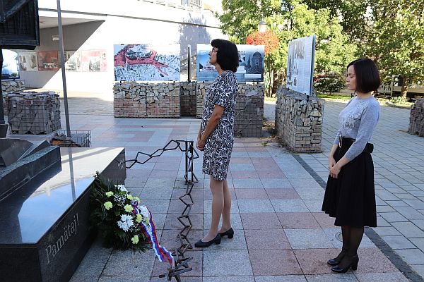 M. Zavacká a A. Martinkovičová pri pamätníku holokaustu na Rybnom námestí v Bratislave