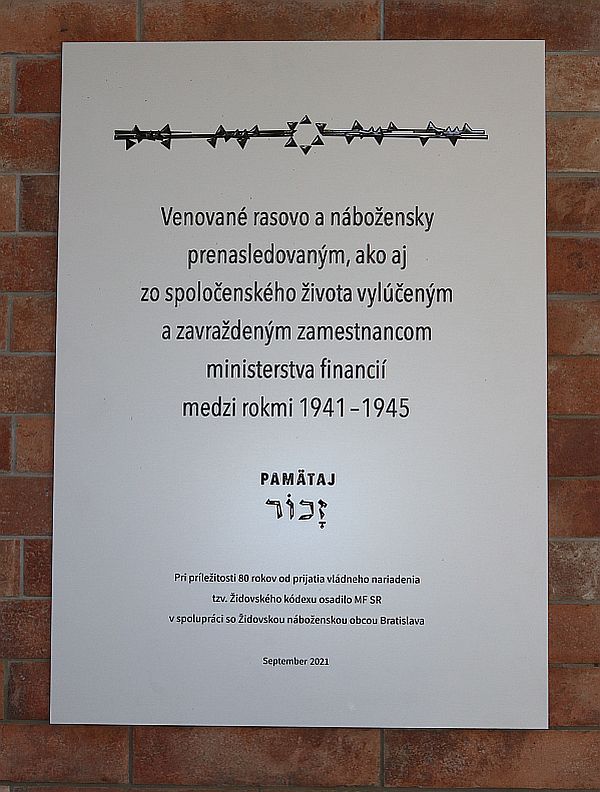 Pamätná tabuľa obetiam holokaustu na Ministerstve financií SR
