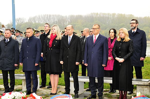 Na pietnej spomienke pri Bráne slobody sa zúčastnili (sprava) prezidentka SR Zuzana Čaputová, europoslankyňa Miriam Lexman, predseda NR SR Boris Kollár, podpredseda NR SR Gábor Grendel, predsedníčka Mandátového a imunitného výboru NR SR Anna Andrejuvová, štátny tajomník Ministerstva obrany SR Marian Majer