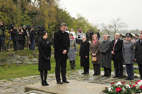 Za Ústav pamäti národa k Bráne slobody položil veniec predseda Správnej rady Jerguš Sivoš