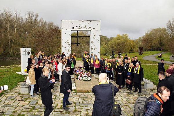 Účastníci pietnej spomienky pri Bráne slobody v Devíne
