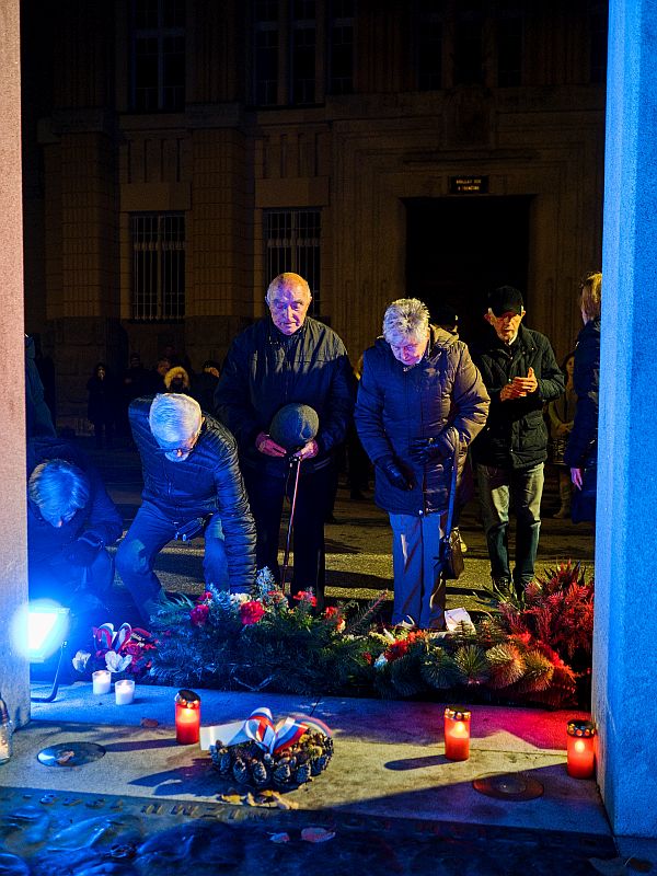  Pietnej spomienky v Trenčíne sa zúčastnil aj bývalý politický väzeň a spisovateľ Rudolf Dobiáš