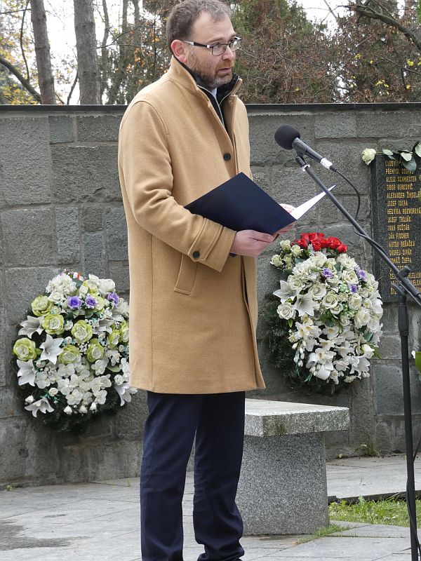 Za Ústav pamäti národa k pamätníku položil veniec a predniesol príhovor riaditeľ Centra výskumu obdobia neslobody Peter Jašek
