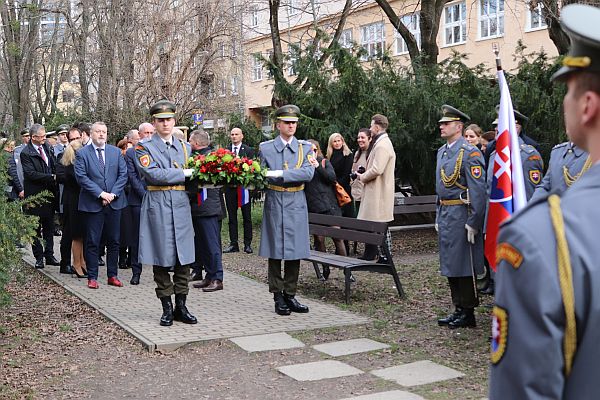 Vence k Pamätníku obetiam komunizmu na Jakubovom námestí položili predstavitelia vlády, parlamentu a bratislavskej samosprávy