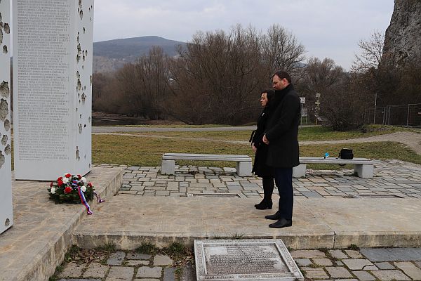 Zástupcovia Ústavu pamäti národa pri položení venca k pamätníku Brána slobody na Devíne