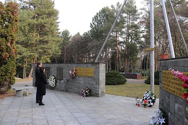 Zástupcovia Ústavu pamäti národa pri položení venca k pamätníku obetiam komunizmu na Cintoríne Vrakuňa