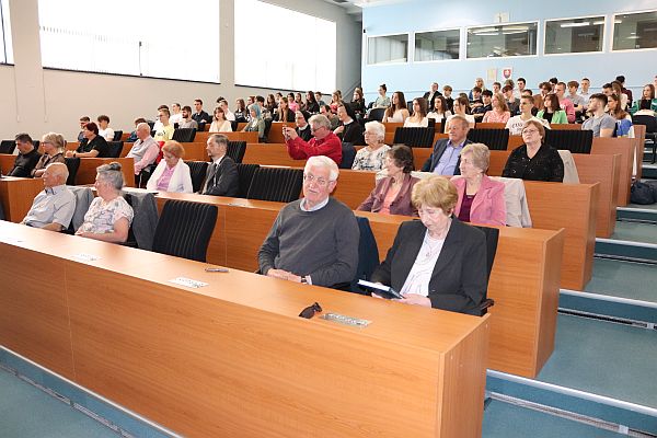 Publikum slávnostného odovzdávania dekrétov veteránom protikomunistického odboja