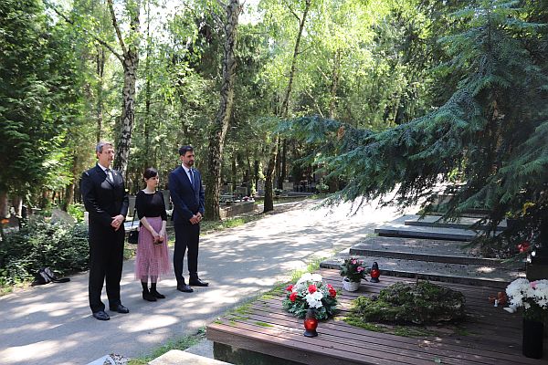 Foto: Zástupcovia Ústavu pamäti národa pri hrobe Jána Langoša na Cintoríne v Slávičom údolí