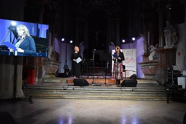 Foto 2: Príhovor riaditeľa Európskej siete Pamäť a solidarita Rafala Rogulského predniesla Joanna Orłoś