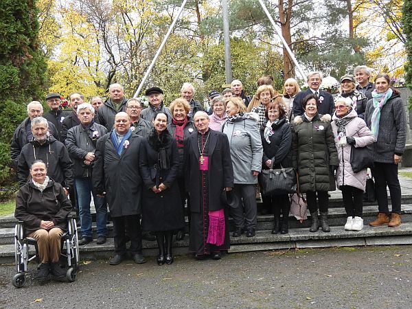 Foto: Účastníci pietnej spomienky pri pamätníku vo Vrakuni