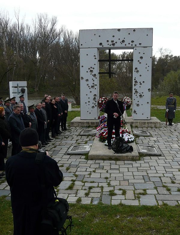 Foto: Príhovor predsedu Správnej rady ÚPN J. Sivoša pri Bráne slobody