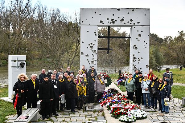 Foto: Účastníci pietnej spomienky pri Bráne slobody