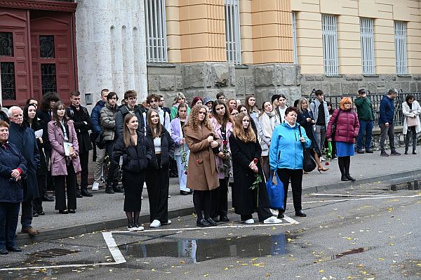 Foto: Účastníci spomienky pri pamätníku obetiam komunizmu v Trenčíne