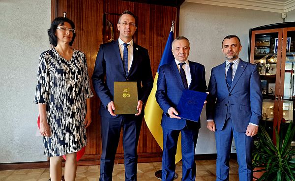 Fotografia 1: Z lava: podpredseníčka SpR ÚPN Marína Zavacká, predseda Správnej rady ÚPN Jerguš Sivoš, zástupca riaditeľa UÚNP Volodymyr Tylishchak, Mimoriadny a Splnomocnený Veľvyslanec Ukrajiny v Slovenskej republike Myroslav Kastran