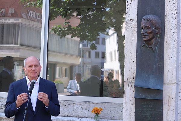 Foto1: František Mikloško, disident a priateľ Jána Langoša, počas príhovoru