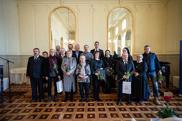 Foto 9: Spoločná fotografia s predsedom SpR ÚPN Jergušom Sivošom, predsedom TTSK Jozefom Viskupičom a predsedom KPVS Petrom Sandtnerom