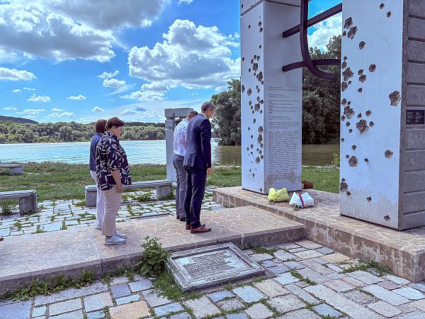 Položenie kytíc pri Bráne slobody (foto: ÚPN)