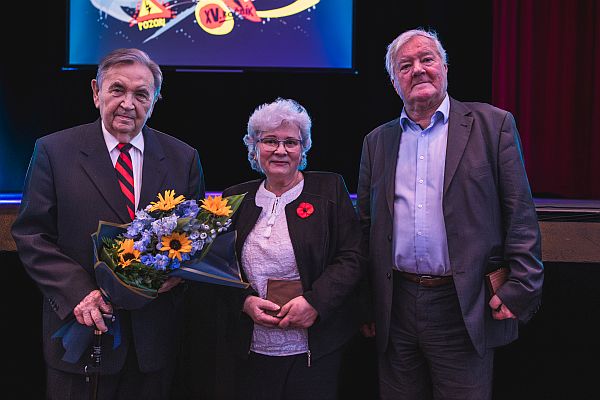 Leontín Dohovič, Medarda Pustajová a Miroslav Lehký (zľava) po prevzatí Ceny Ústavu pamäti národa (foto: Simona Babjaková)