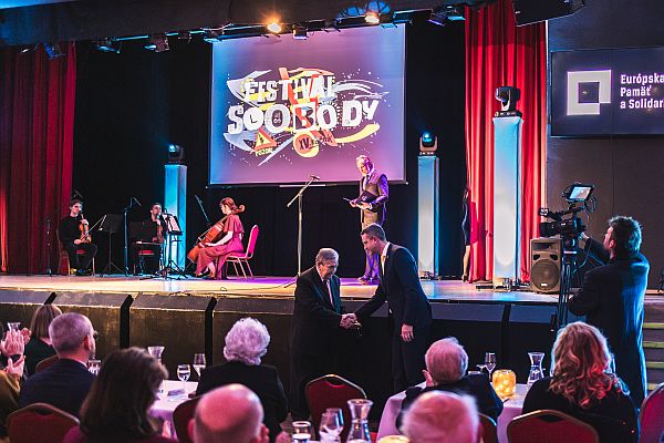 Foto: Leontín Dohovič preberá Cenu ÚPN od Jerguša Sivoša, predsedu Správnej rady ÚPN (foto: Simona Babjaková)