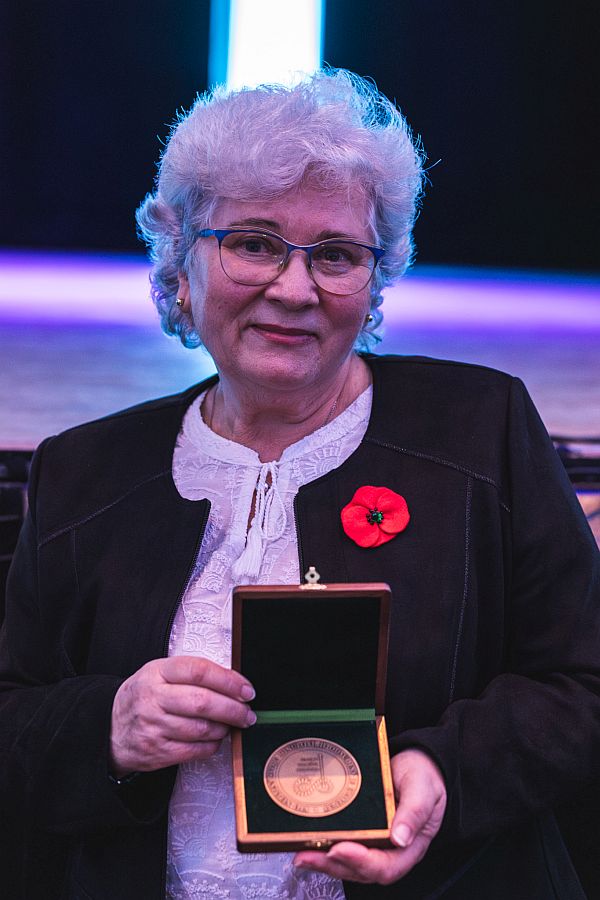 Foto: Cenu prevzala Medarda Pustajová, manželka Dobroslava Pustaja (foto: Simona Babjaková)