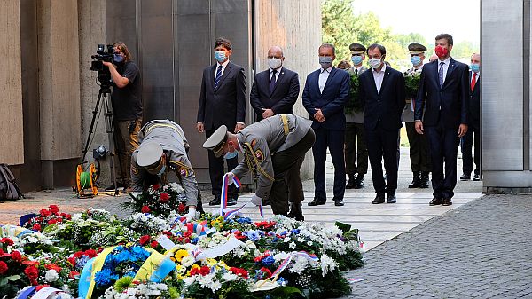 Predseda Správnej rady ÚPN Ján Pálffy (druhý zľava) a riaditeľ Archívu ÚPN Ľubomír Ďurina (prvý zľava) počas pietnej spomienky na vypuknutie SNP v Banskej Bystrici. Foto: Múzeum SNP / Ivana Kováčiková