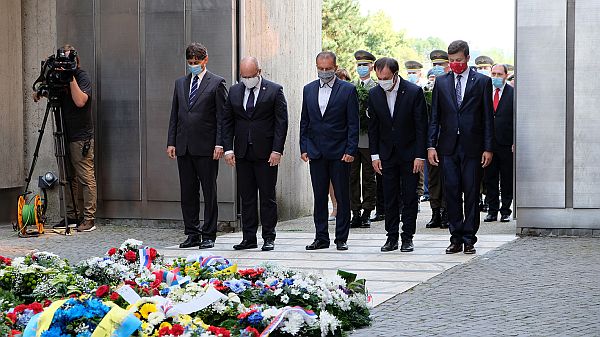 Predseda Správnej rady ÚPN Ján Pálffy (druhý zľava) a riaditeľ Archívu ÚPN Ľubomír Ďurina (prvý zľava) počas pietnej spomienky na vypuknutie SNP v Banskej Bystrici. Foto: Múzeum SNP / Ivana Kováčiková